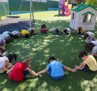 sinse crianças em roda sentadas sinse crianças em roda sentadas