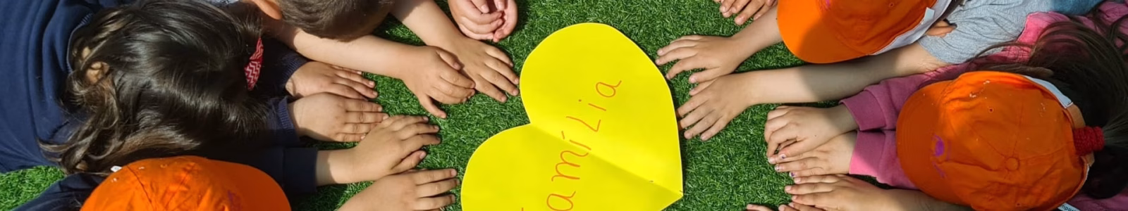 sinse crinaças em roda em Familia